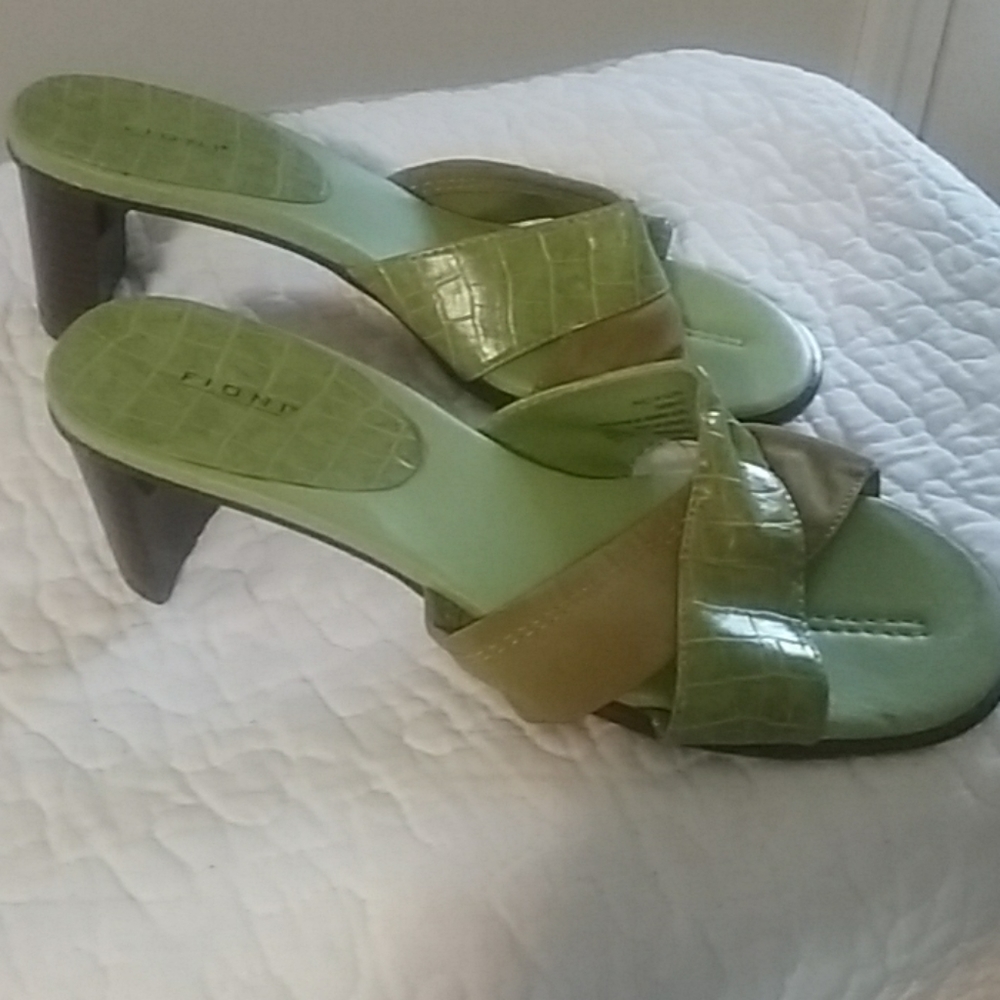 Fioni heeled slides